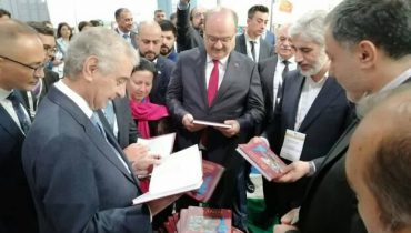 کتاب «معرفی صنایع دستی ایران» در نمایشگاه باکو رونمایی شد